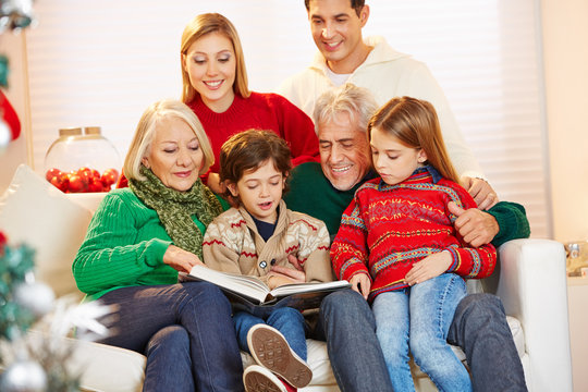 Großeltern lesen Enkeln Geschichten vor zu Weihnachten