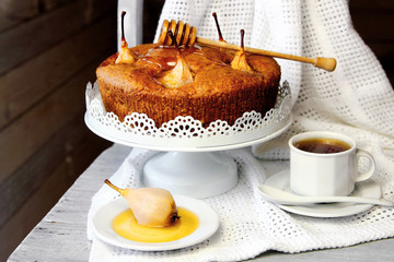 грушевый пирог с медом и чашкой чая - obrazy, fototapety, plakaty