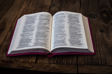 Obraz premium open bible on wooden table