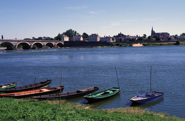 Fototapeta na wymiar Pont, église et barques sur le fleuve La Loire aux Ponts de Cé, dans le Maine et Loir (France)
