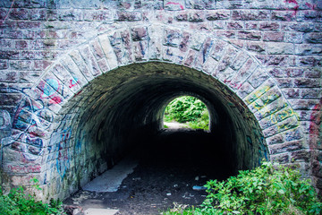 Tunnel with an arch arranged in blocks