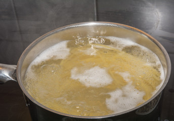Pfanne mit kochendem Wasser am Siedepunkt