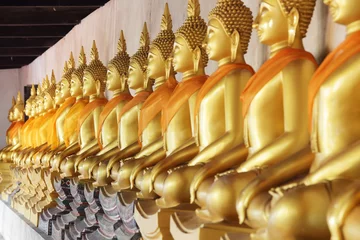 Crédence de cuisine en verre imprimé Bouddha rangée de statue de bouddha doré en arrière-plan.