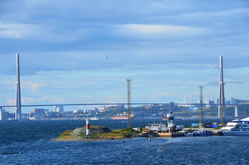 Fototapeta premium Владивосток, остров Русский. Вид на вантовый мост из бухты Житкова