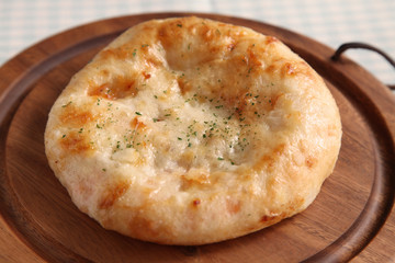 木のお皿にのせた フォカッチャ ピザパン