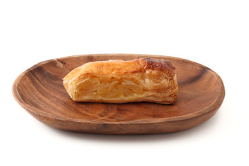 木のお皿にのせた アップルパイ パン 白背景