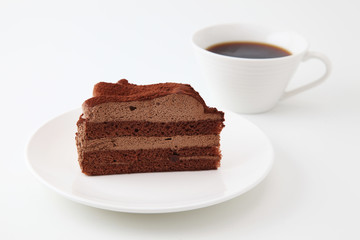 お皿にのせた チョコレートケーキとコーヒー 白背景