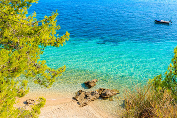 Vue sur la magnifique plage aux eaux turquoises de la ville de Bol, île de Brac, Croatie