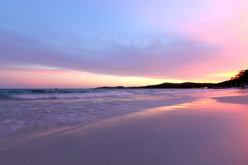 Obraz premium beautiful sunset over the sea beach