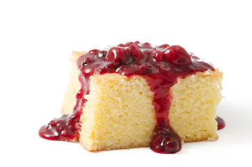 Grießkuchen mit roter Grütze