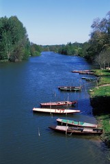 Barques sur la rivière le Loir, affluent du grand fleuve La Loire, dans le Maine et Loir (France)
