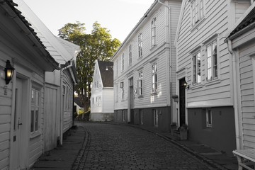 Fototapeta na wymiar Gamle Stavanger - Altstadt in zwei Farben