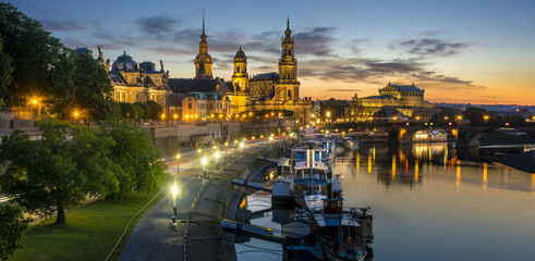 Obraz na płótnie Canvas evening panorama of Dresden
