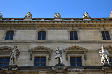 Fototapeta na wymiar Statues du palais du Louvre cour Napoléon à Paris, France