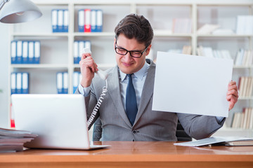 Naklejka premium Businessman in office holding a blank message board