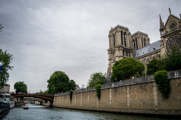 Fototapeta na wymiar Notre Dame from the Seine