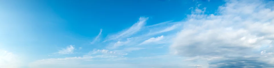 Foto auf Acrylglas Leuchtender Farbpanoramahimmel mit Wolken an einem sonnigen Tag. Schöne Zirruswolke. Panoramafoto mit hoher Auflösung. © tanarch
