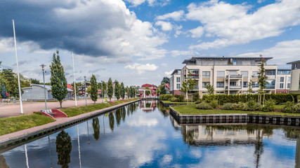 Naklejka premium Papenburg mit Kanal und Spiegelung 