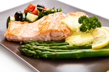 Grilled salmon and asparagus 