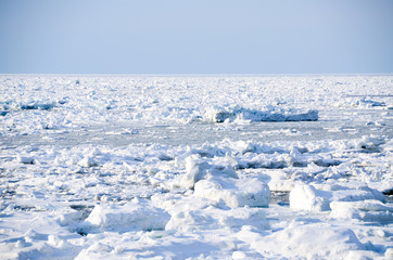 冬の知床　流氷に覆われたオホーツク海　ウトロ・北海道 © tatsuo115