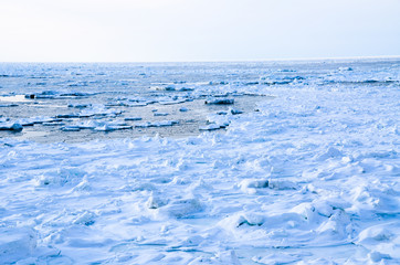 冬の知床　流氷に覆われた夕方のオホーツク海　ウトロ・北海道 © tatsuo115