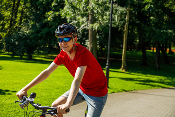 Obraz premium Young man biking in city park