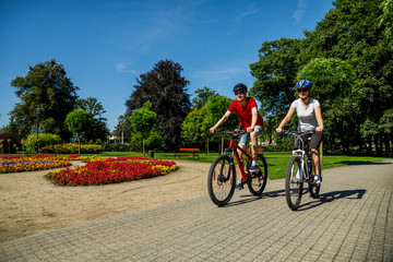 Obraz premium Healthy lifestyle - people riding bicycles in city park 