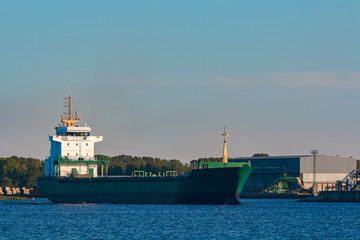 Obraz premium Green cargo ship in port