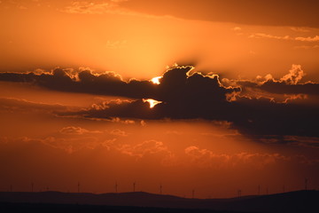 ENERG&Iacute;A E&Oacute;LICA AL ATARDECER