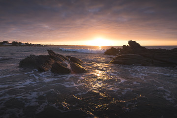 Fototapeta na wymiar Untergehende Sonne an der Küste