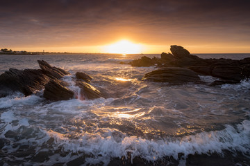 Leuchtender Sonnenuntergang am Atlantik