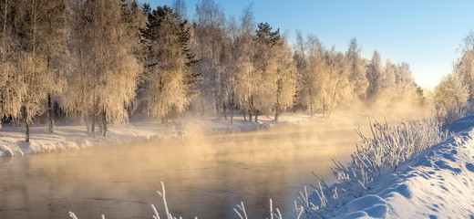 Fototapety  Poranek zimowy mroźny krajobraz z mgłą i lasem nad brzegiem rzeki, Rosja, Ural, styczeń