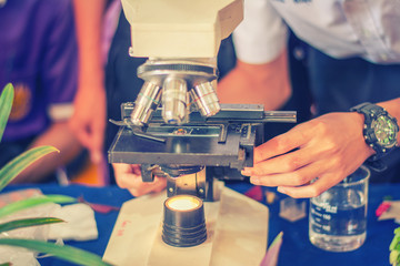 Students are microscopic learning science in class.