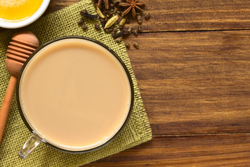 Indischer Masala Chai Tee, ein Schwarztee mit Milch, Gewürzen und Zucker oder Honig, fotografiert mit natürlichem Licht (Selektiver Fokus, Fokus auf den Tee)