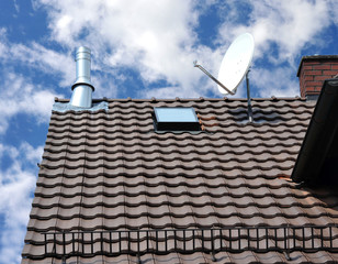 Satelliten-Antenne auf einem Ziegeldach