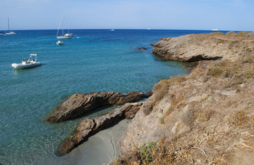 Fototapeta na wymiar Corsica, 28/08/2017: vista di Cala Genovese, una delle spiagge più selvagge del Capo Corso lungo il Sentier des Douaniers (sentiero dei doganieri), percorso costiero per escursionisti