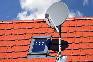 Satelliten-Antenne auf einem Ziegeldach