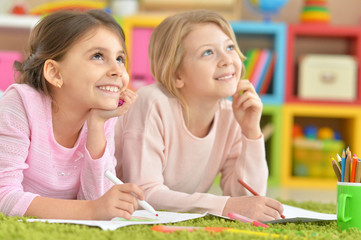  little girls drawing  together