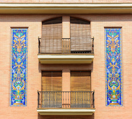 Fachada con decoración cerámica, bloque de viviendas en Triana, Sevilla, España