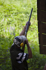 Мужчина целиться из ружья