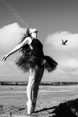Envol d'une danseuse sur pointes au Mont Saint Michel