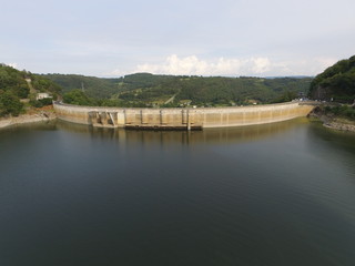 Fototapeta na wymiar Le barrage de Bord-les-Orgues vu en drone