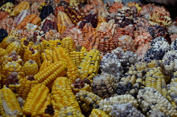 Bunter Mais am Markt in Peru