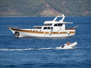Obraz premium Boats on the background mountain shore in the Aegean sea