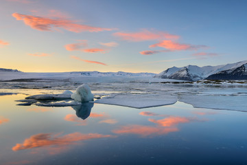 Paisagem de sonho na Glacier Lagoon em Jokulsarlon, Islandia. Nascer do Sol reflectido nas águas geladas.  - obrazy, fototapety, plakaty