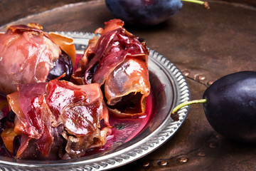 plum baked in jamon