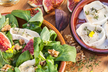 Close-up Salat und Ziegenkäse mit frischen Feigen