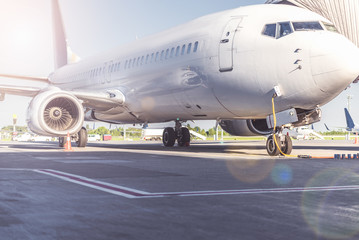 Obraz premium Duży samolot pasażerski lokalizujący przy pasie startowym