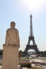 Fototapeta na wymiar Female Statue facing Eiffel Tower viewed from Palais de Chaillot