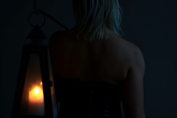 Obraz premium frau mit laterne IV